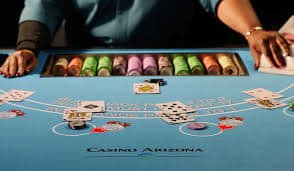 Tata letak meja Three Card Poker dengan area taruhan Ante dan Play